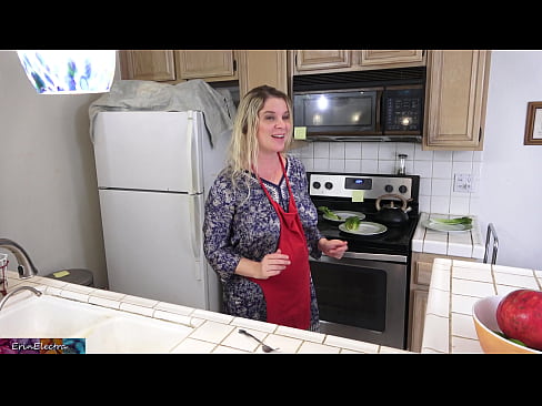 ❤️ Stepmom u munghje in cucina prima di a so data ❤️ Video sessu à porn co.porno24-7.ru ﹏
