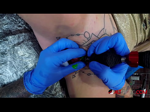 ❤️ Sully Savage, hottie estremamente tatuata, hà fattu un tatuatu nantu à u clitoris ❤️ Video sessu à porn co.porno24-7.ru ﹏